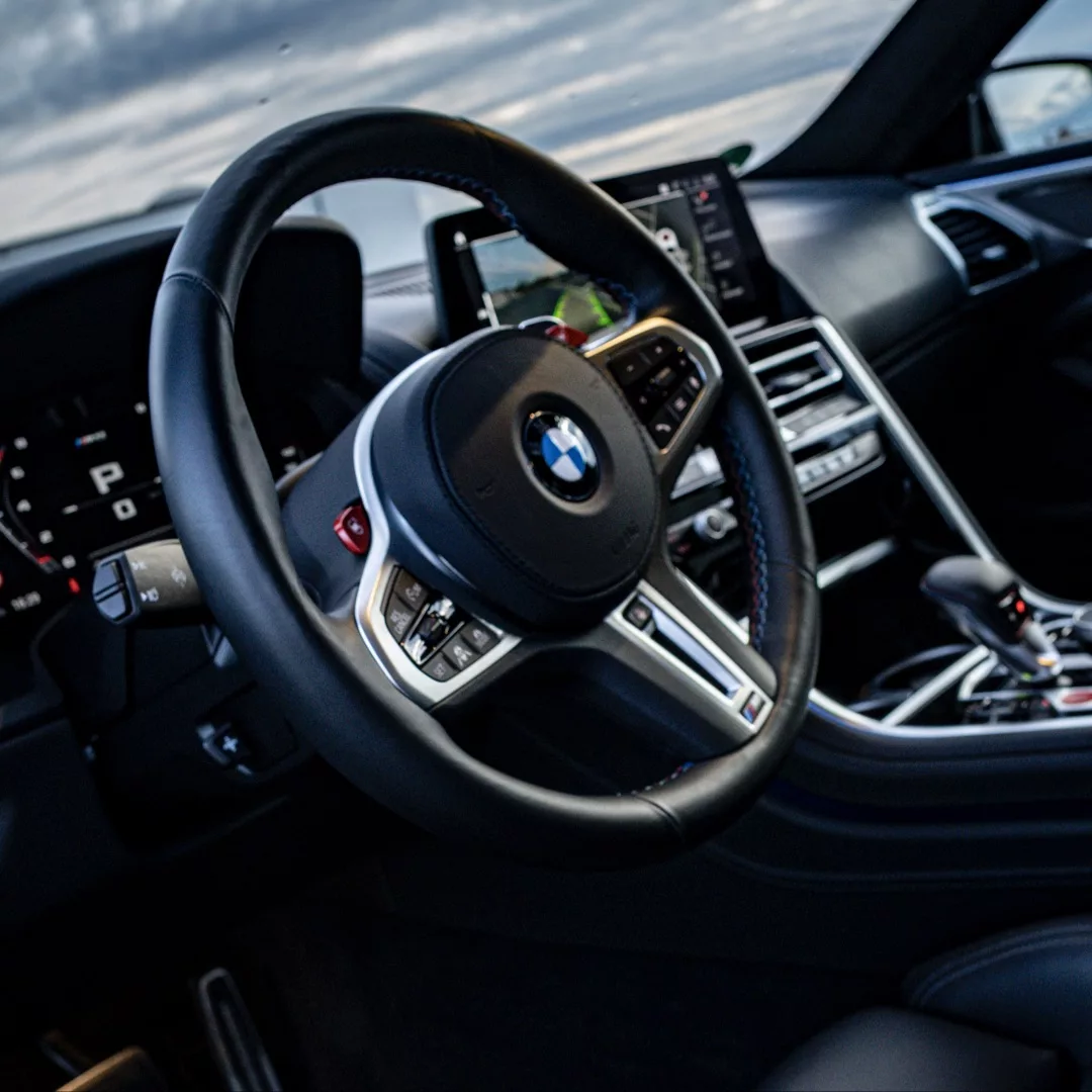 BMW M8 CS Armaturenbrett und Lenkrad im Innenraum mieten