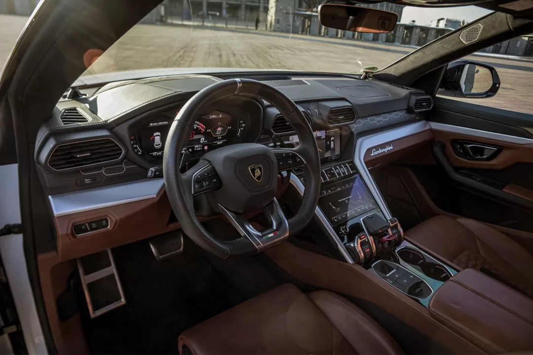Lamborghini Urus Innenraum mit luxuriöser Ausstattung mieten