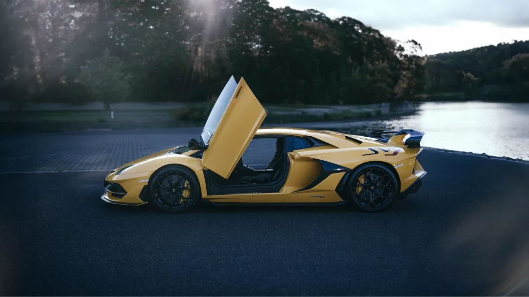 Lamborghini Aventador SVJ Coupé in Gelb, seitliche Ansicht mit offenen Türen mieten.