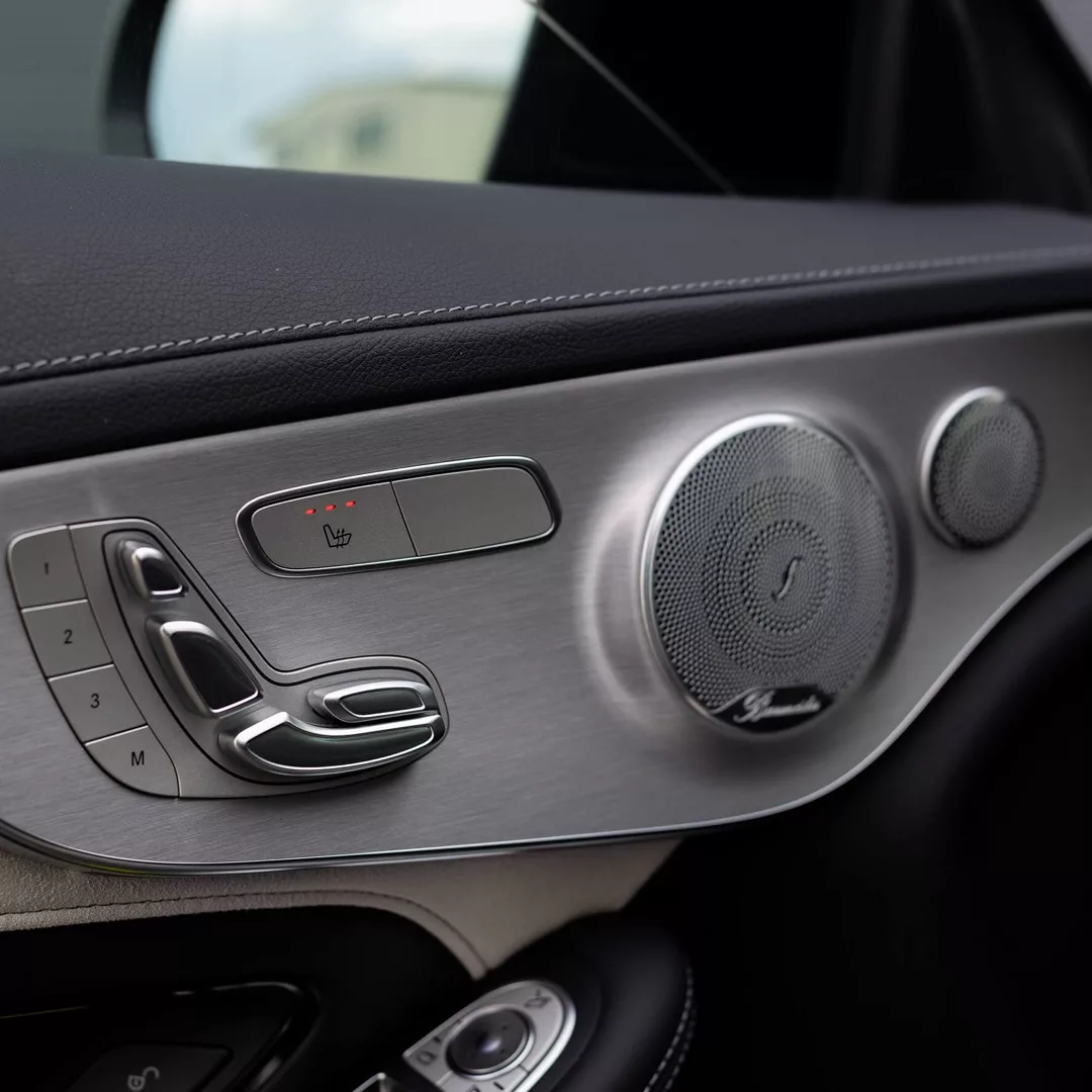 Mercedes Benz C63s Coupé Innenraum mit Soundsystem mieten.