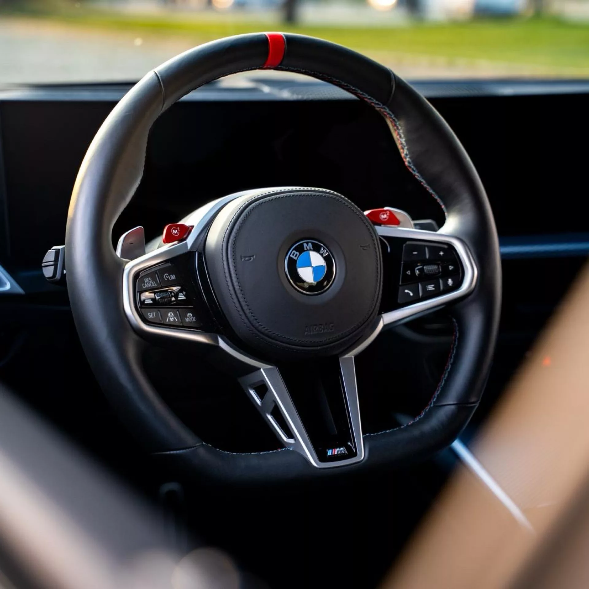 BMW M4 Competition Lenkrad mit rotem Akzent mieten