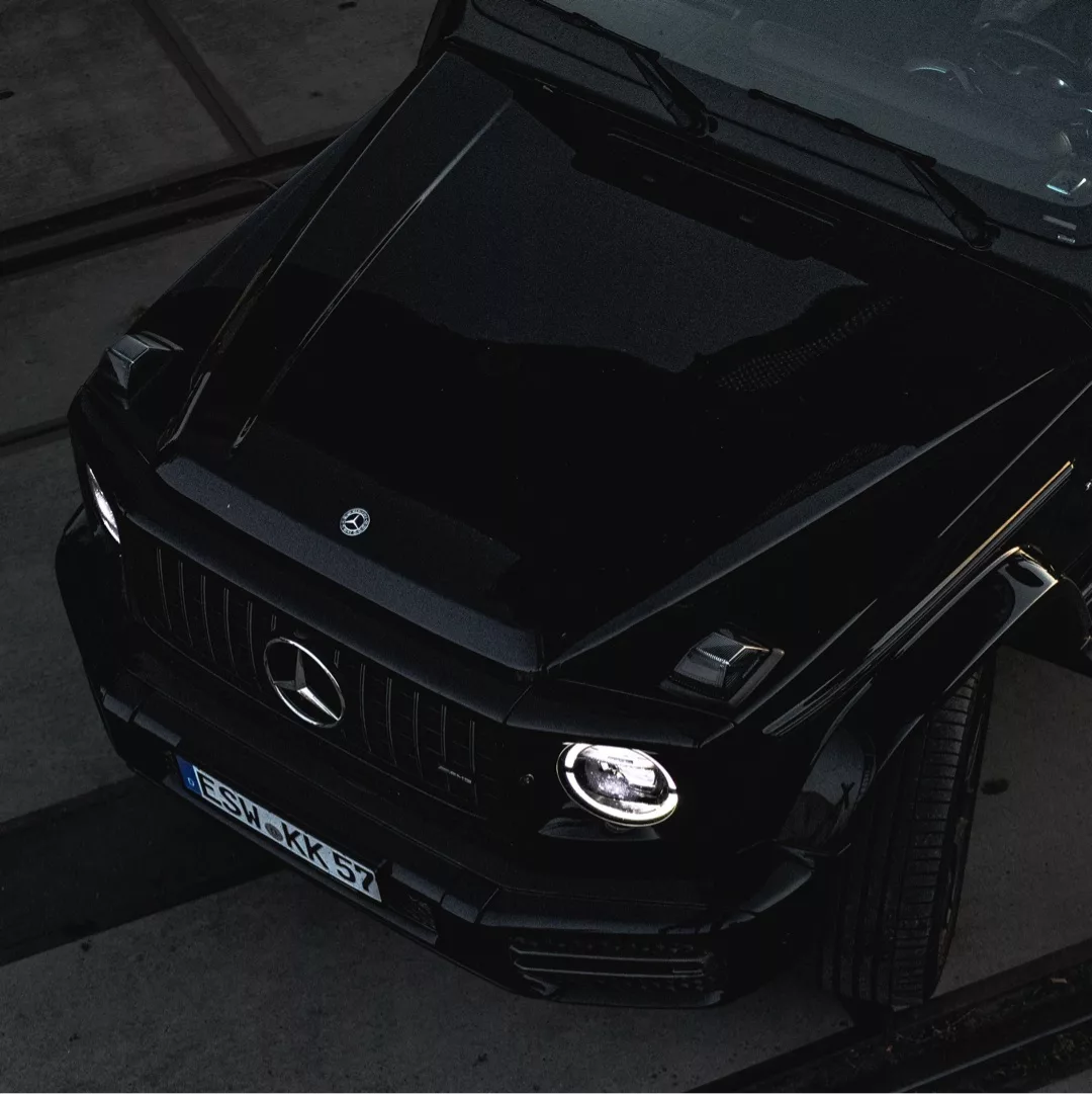Mercedes G63 AMG in Schwarz von oben mieten