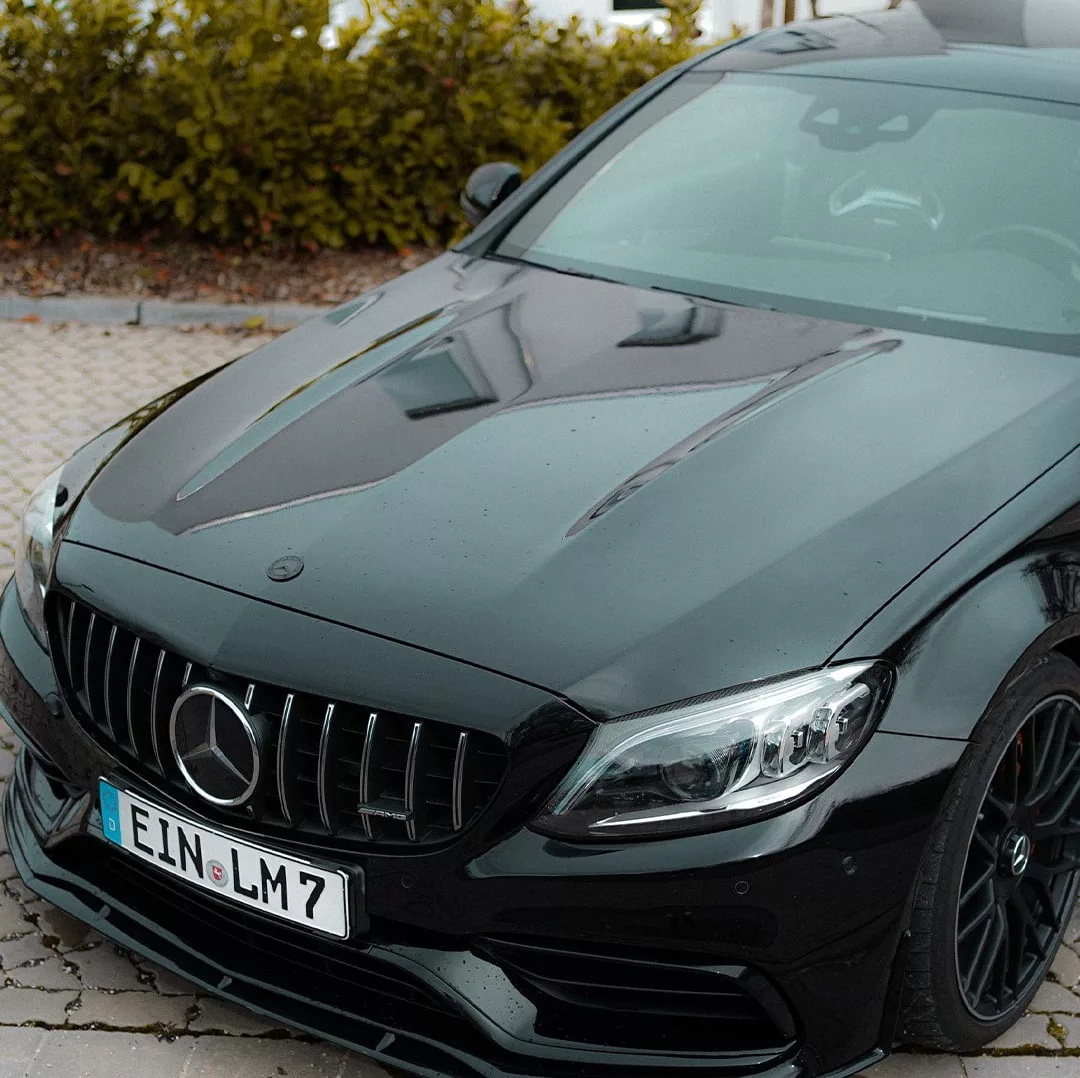Mercedes C63 S AMG in Schwarz mieten - Detailansicht der Frontpartie.