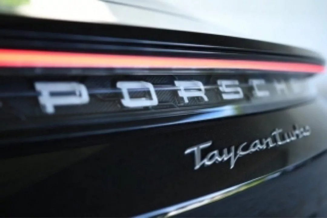 Porsche Taycan Turbo E-Power Heckansicht mit Schriftzug mieten.