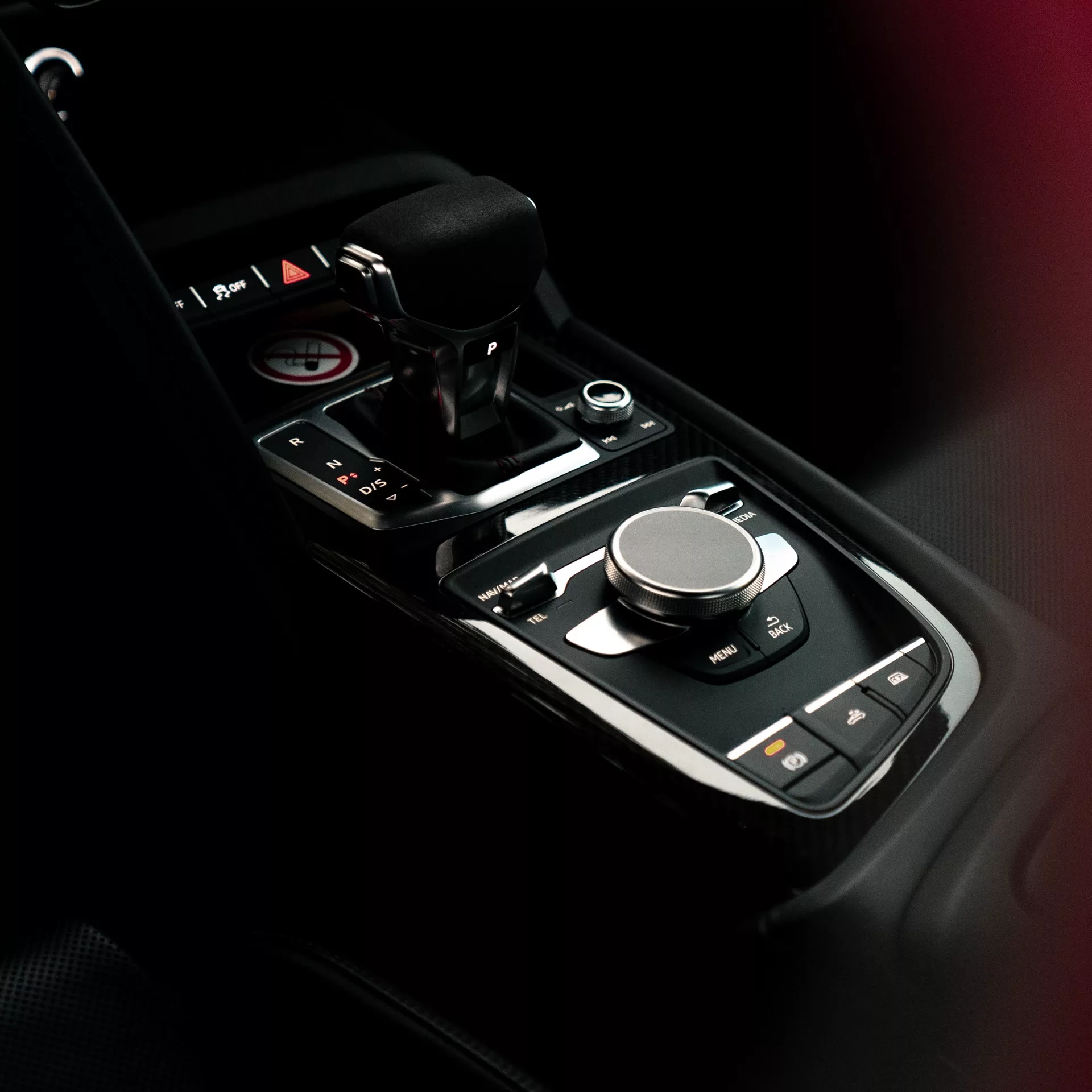 Audi R8 Spyder Innenansicht mit Mittelkonsole mieten.