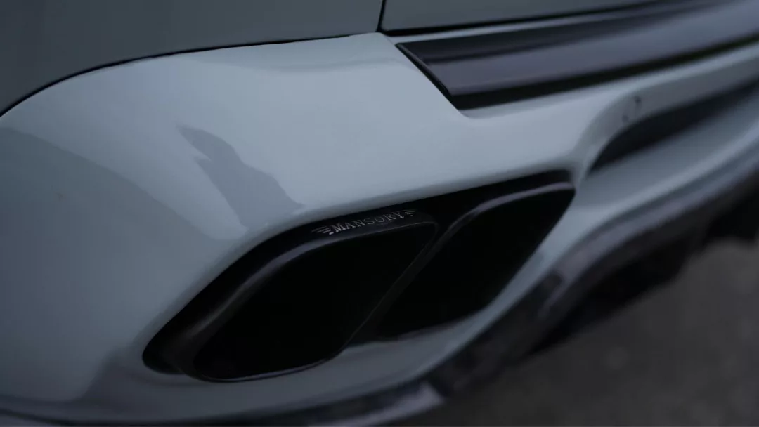 Rolls-Royce Cullinan MANSORY Auspuffdetail in Grau mieten