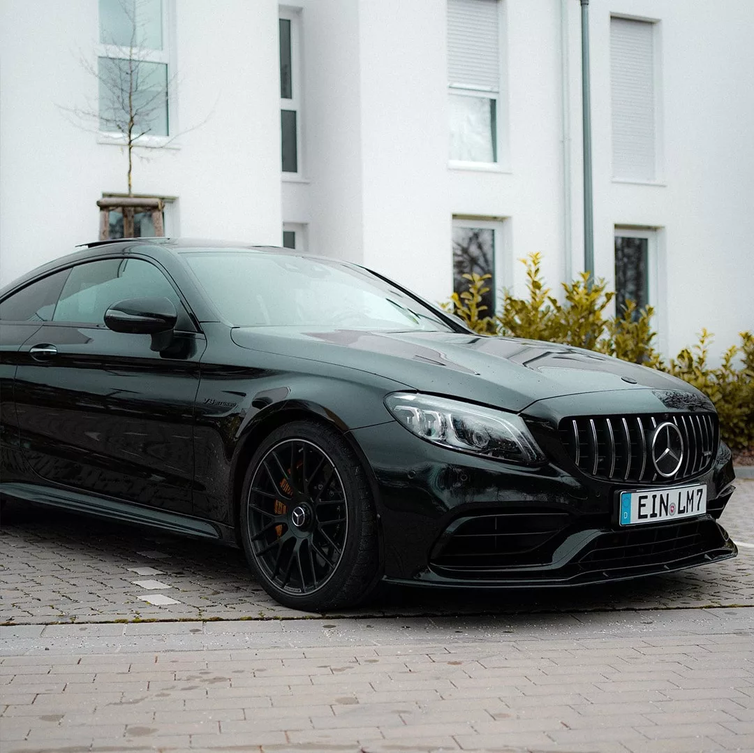 Mercedes C63 S AMG in Schwarz von vorne mieten