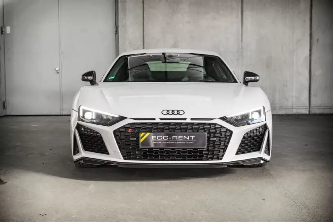Weißes Audi R8 V10 Performance Coupé in einer Garagenumgebung.