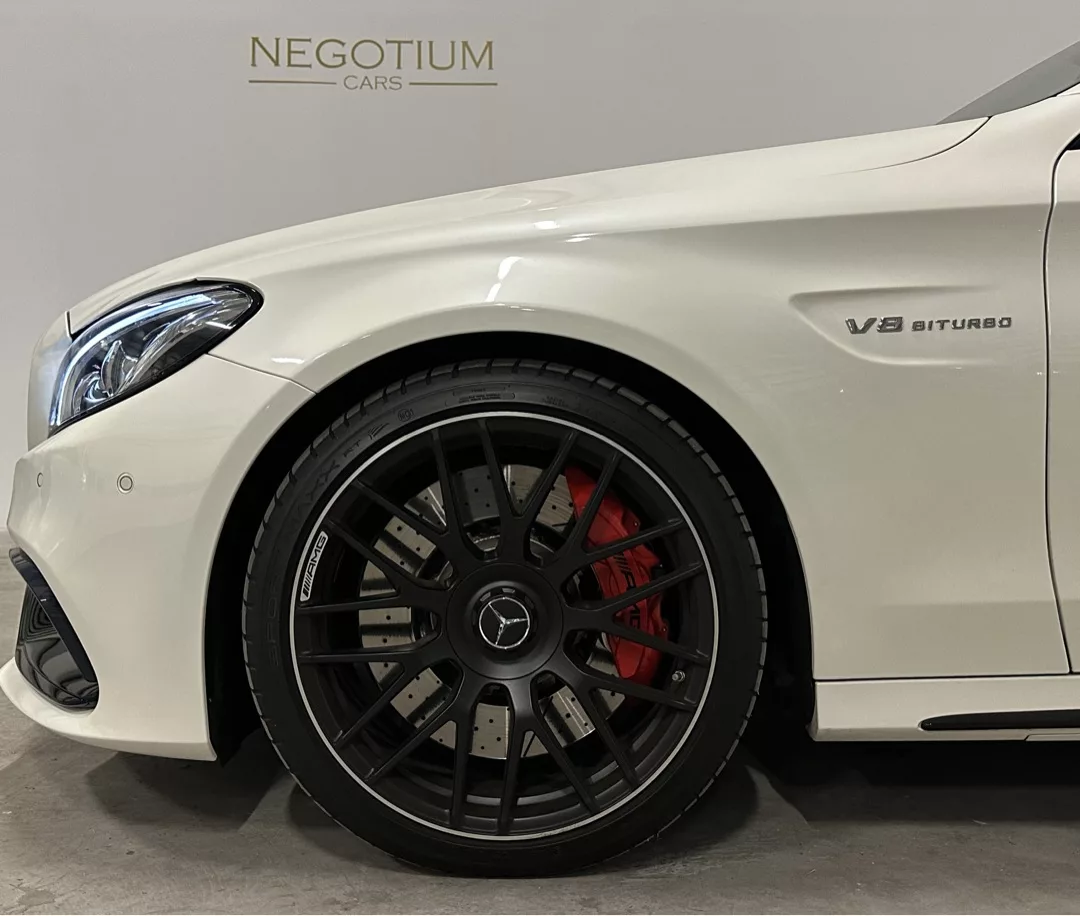 Mercedes-Benz C63 AMG S V8 Biturbo Seitenansicht in Weiß mieten