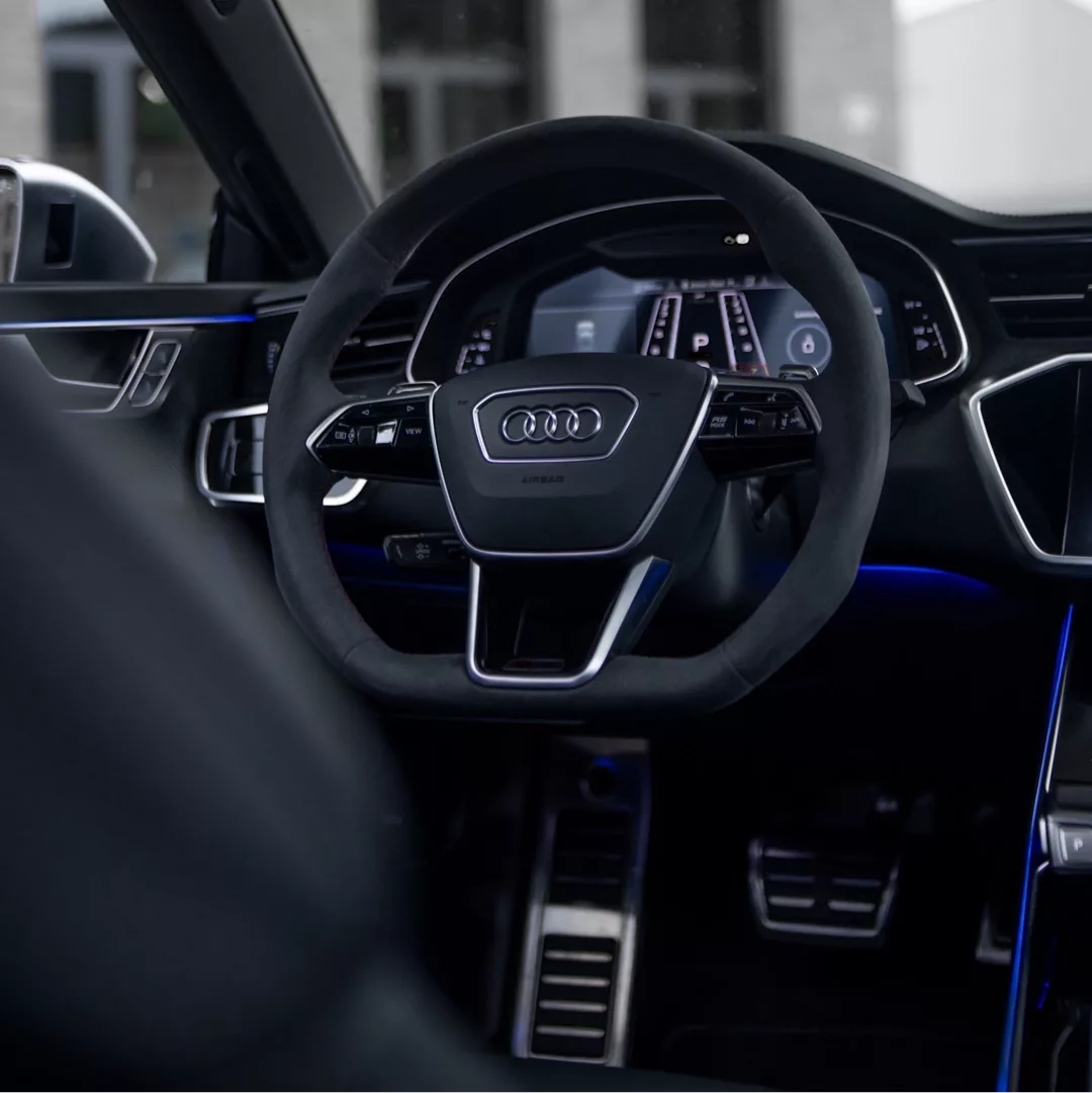 AUDI RS7 SPORTBACK Innenraum mit Lenkrad und Displays mieten