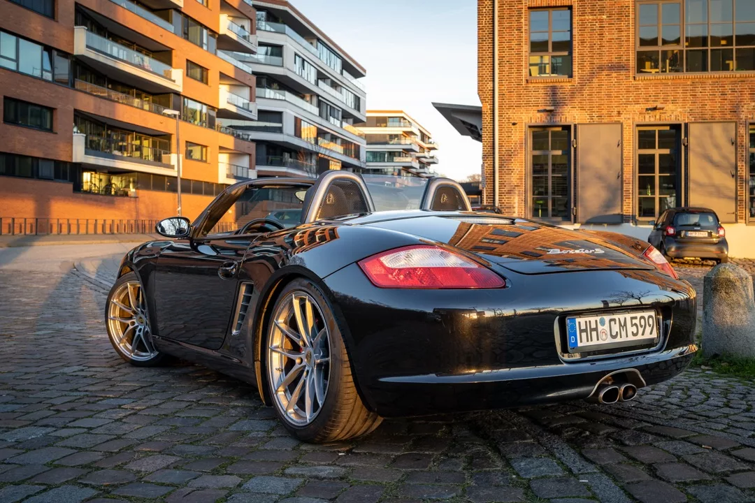 Porsche 987 Boxster S Cabrio in Schwarz von hinten mieten