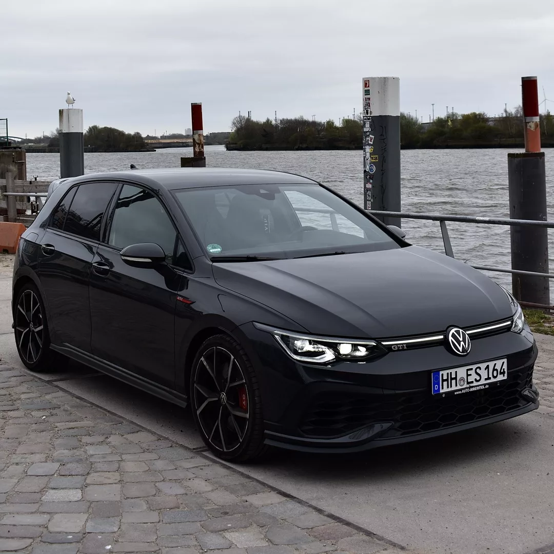 VW Golf 8 GTI CLUBSPORT in Schwarz am Flussufer mieten