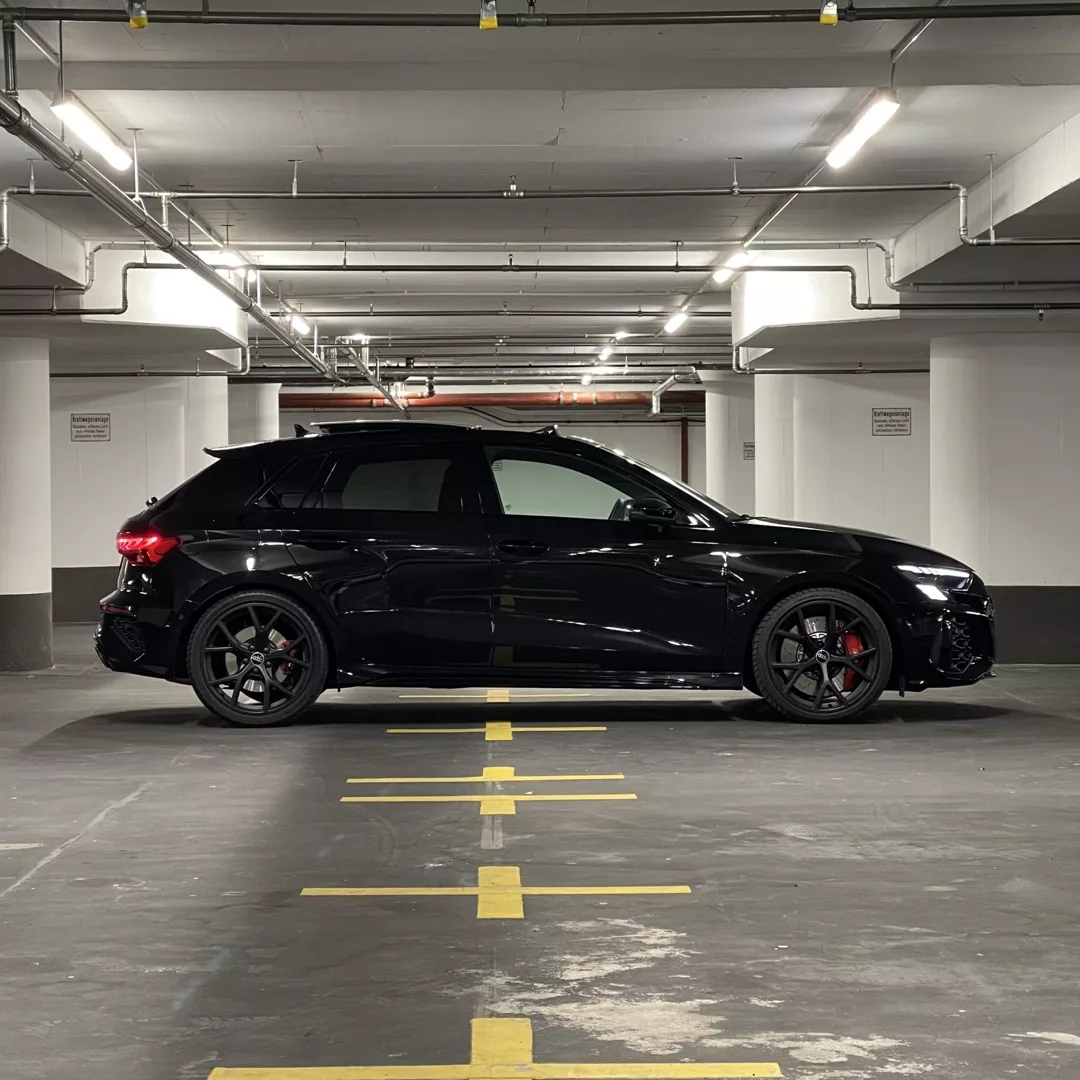 Audi RS3 Sportback in Schwarz von der Seite mieten.