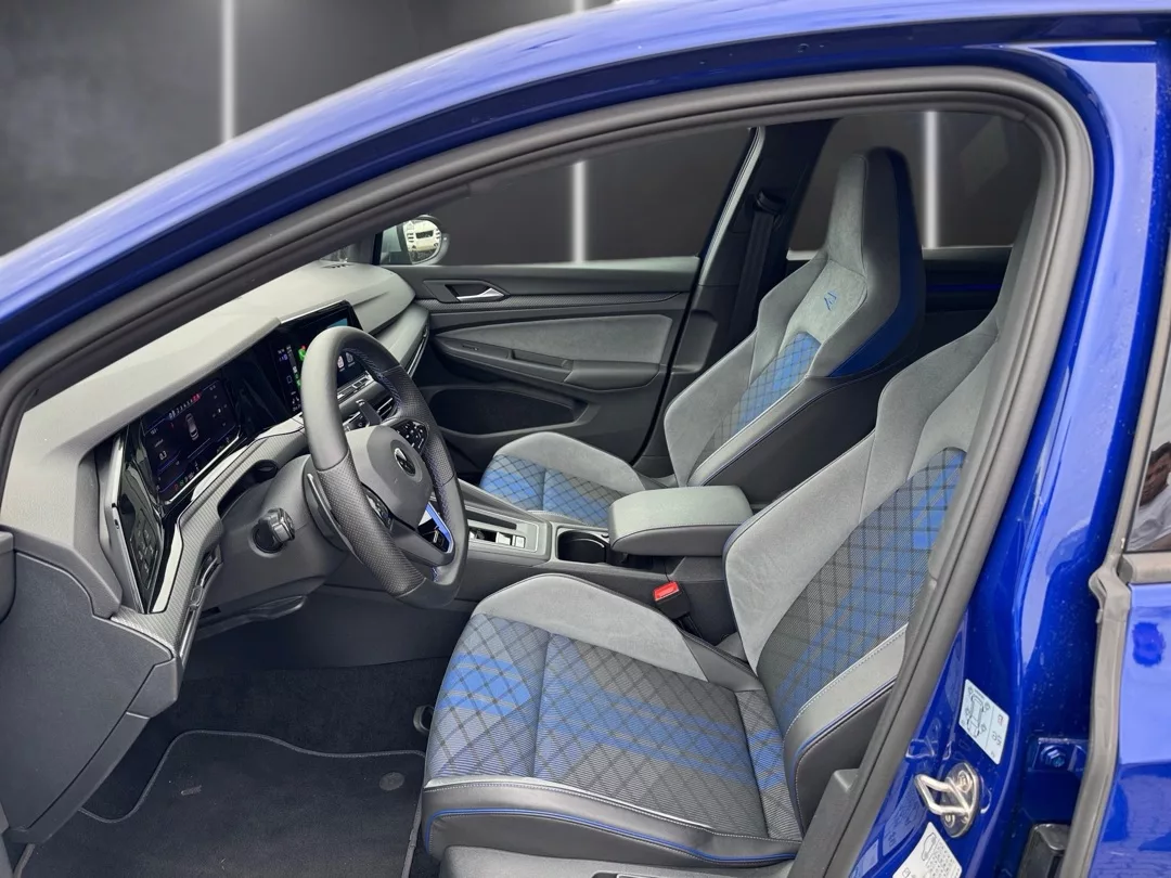 Golf 8 R Innenraum mit blauen Details mieten.