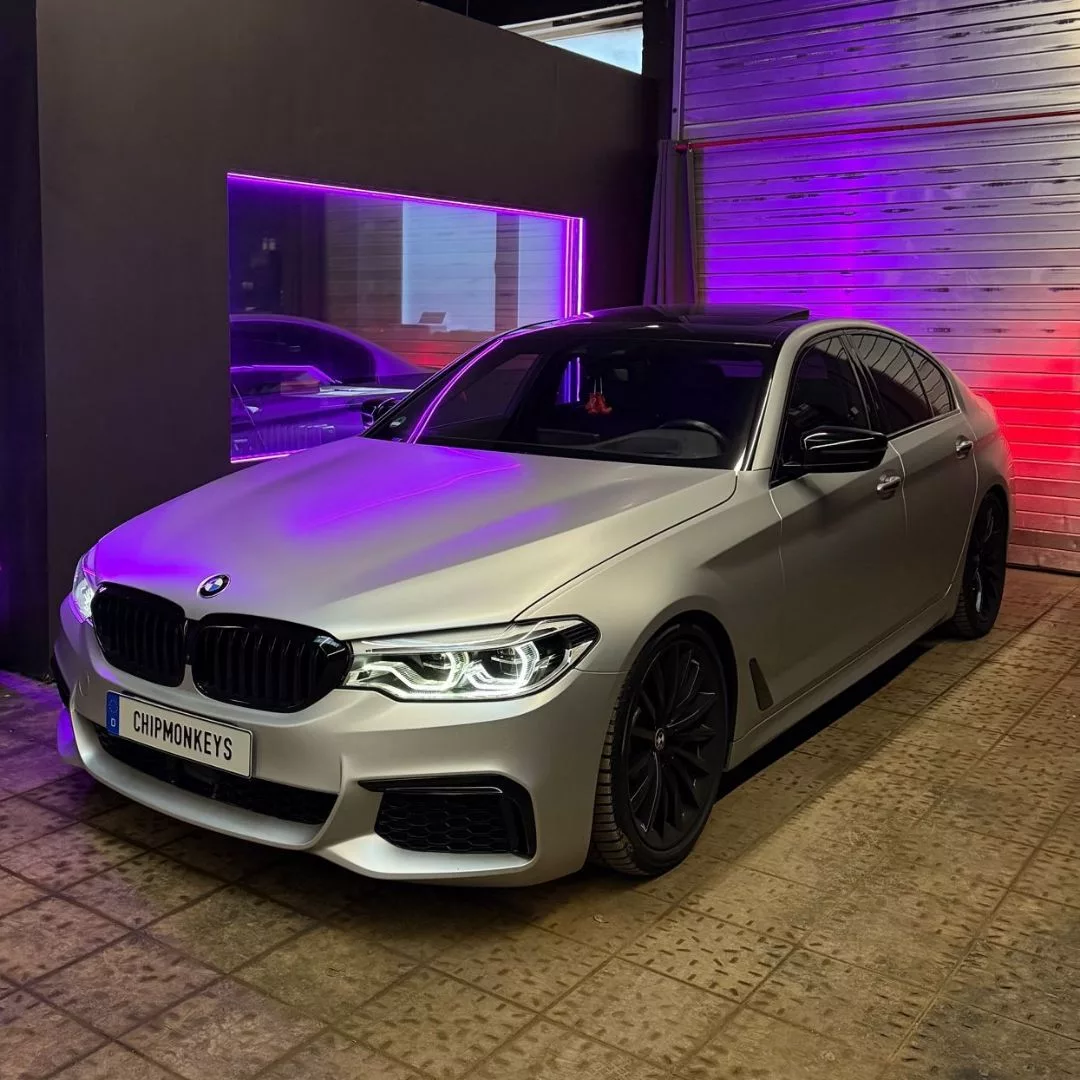 BMW m550i in Grau schräg von vorne mieten