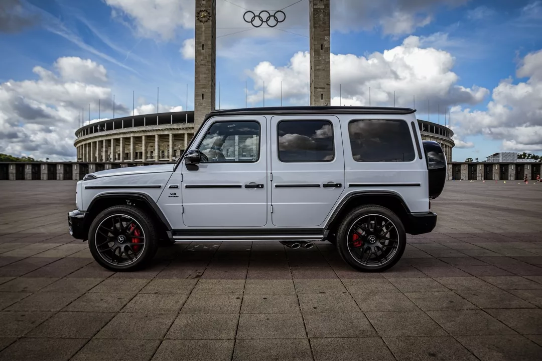 Mercedes-Benz G63 AMG 2024 in Weiß von der Seite mieten.