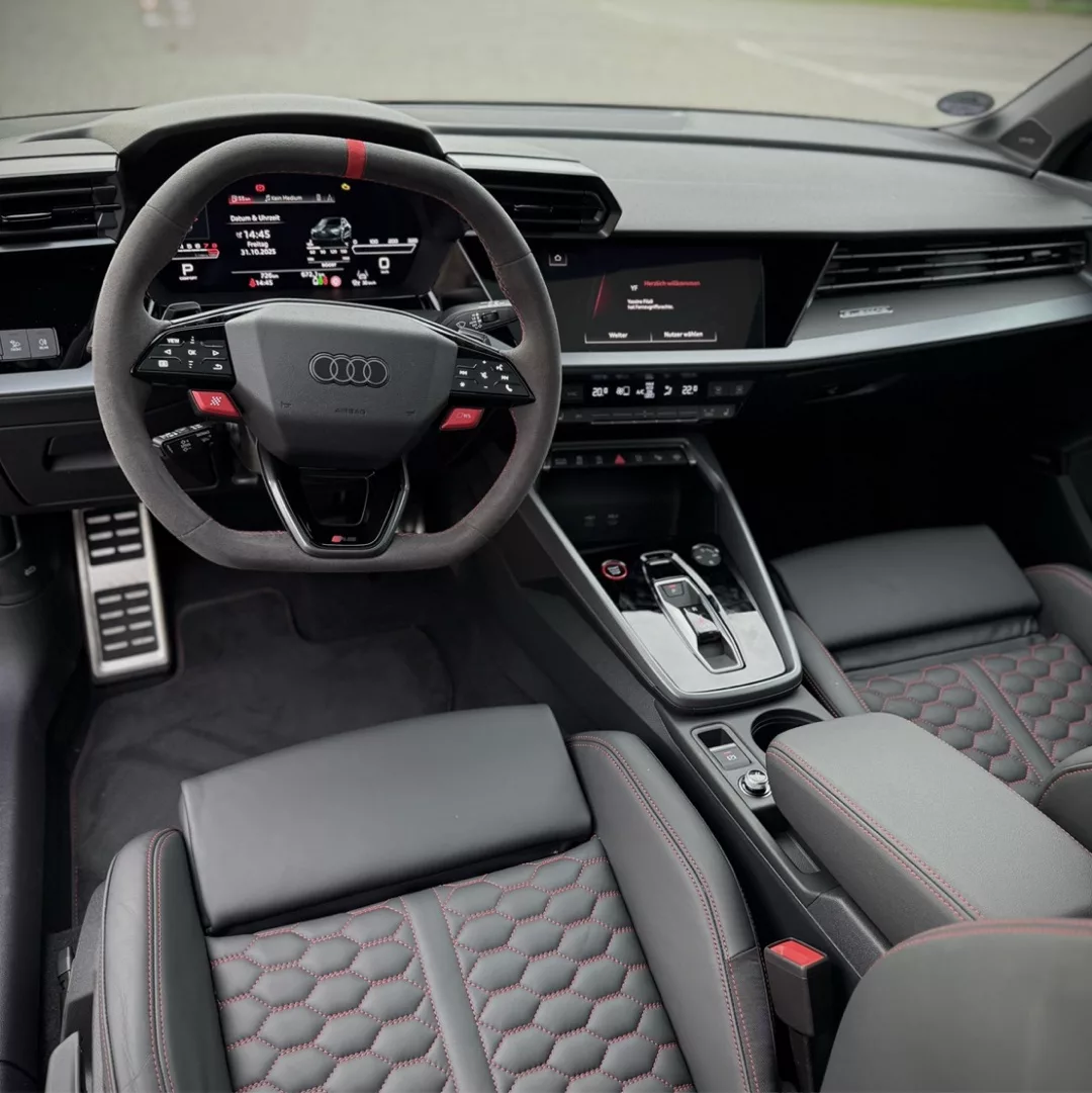 Audi RS3 2025 Innenraum, schwarze Ledersitze mit roten Nähten mieten.
