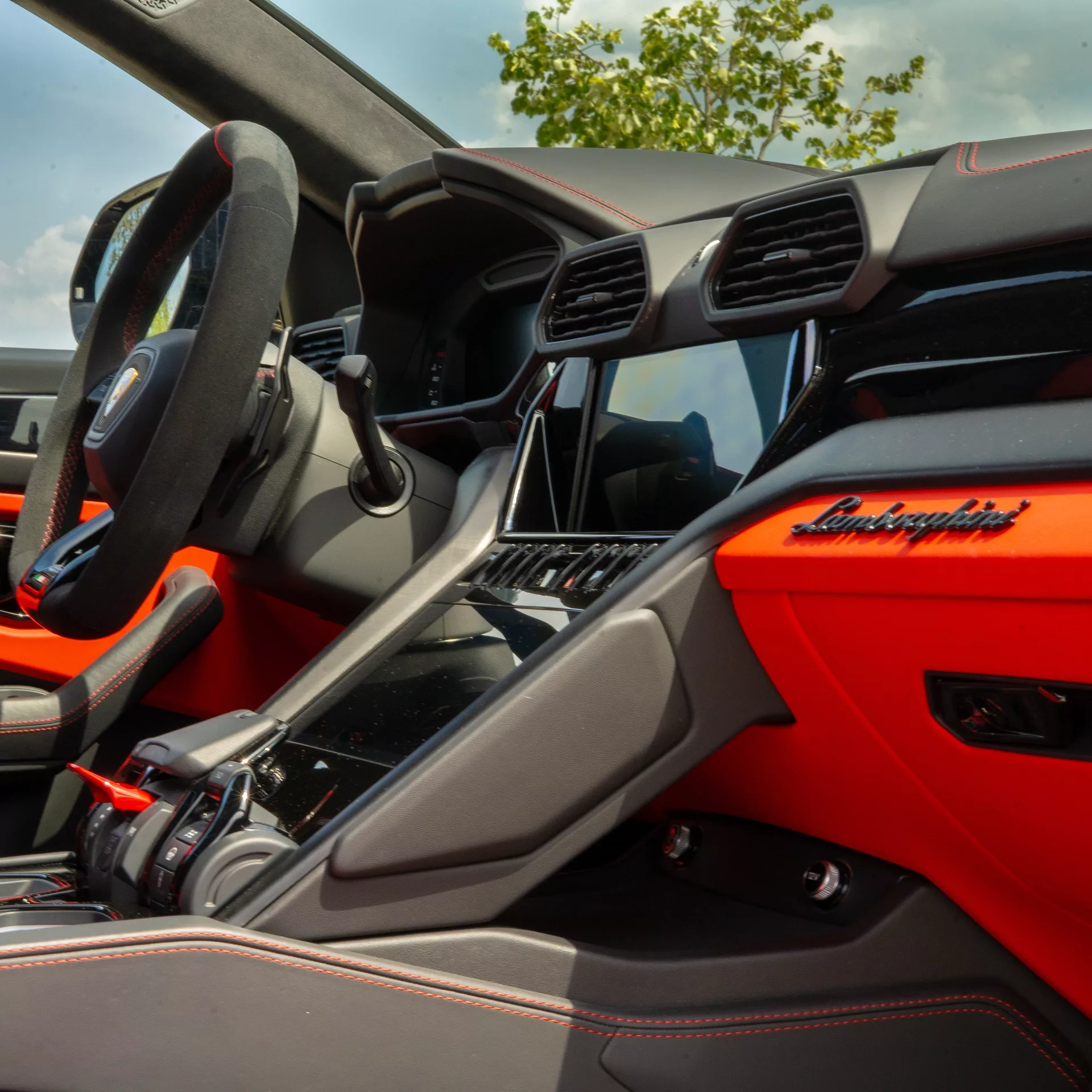 Lamborghini Urus Innenraum mit rotem Leder mieten