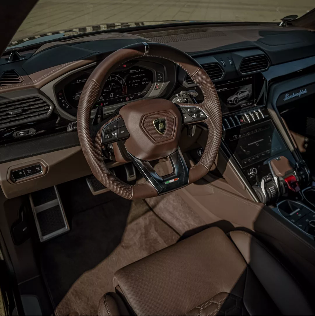 Lamborghini Urus S Cockpit mit edlen Details mieten.
