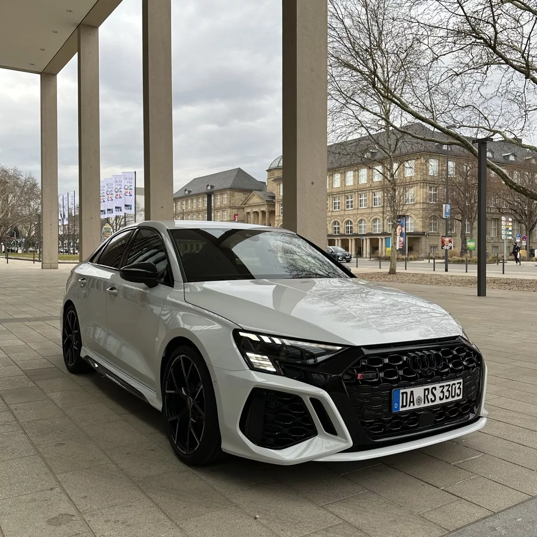 Audi RS3 Limousine in Weiß, Frontansicht, unter Säulen mieten