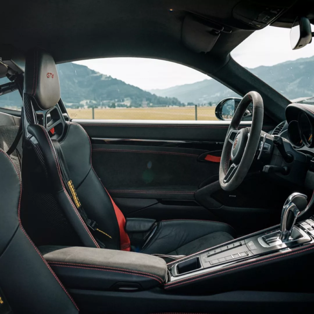 Porsche Cayman GT4 Clubsport Innenraum mit Sportsitzen mieten