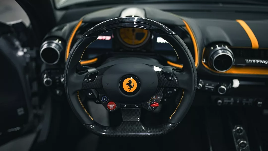 Ferrari 812 GTS Innenraum mit Lenkrad-Detail mieten