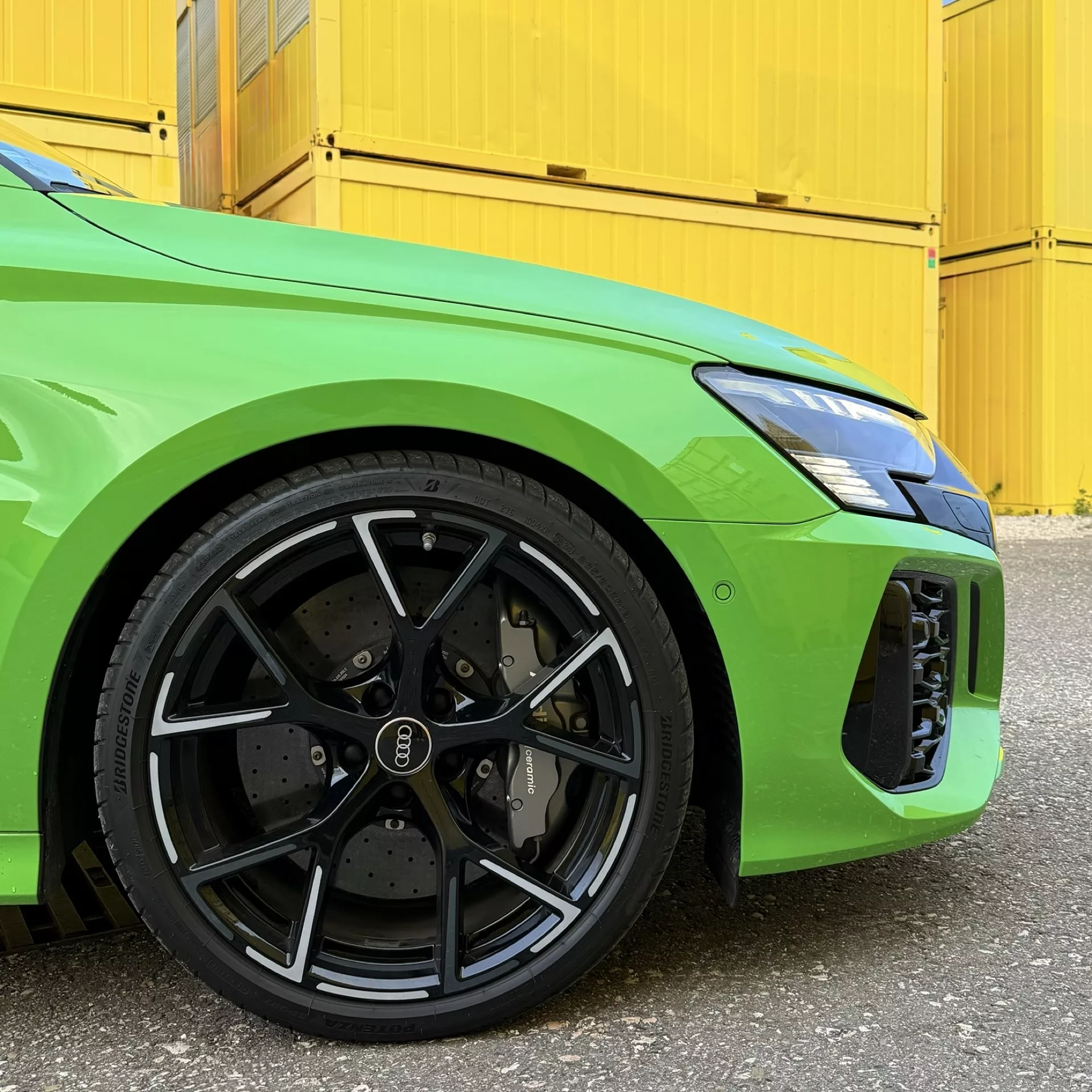 Audi RS3 in Grün, Nahaufnahme des vorderen Radprofils mieten