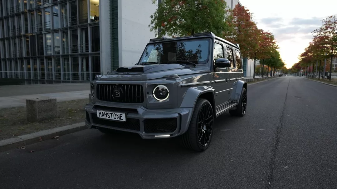 Brabus G700 G-Klasse SUV in Grau auf Straße mieten