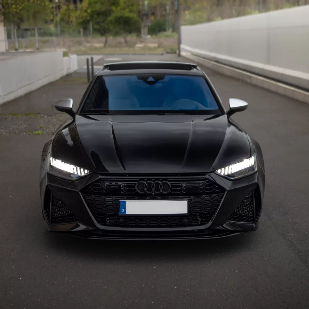 AUDI RS7 SPORTBACK in Schwarz mieten - Frontansicht
