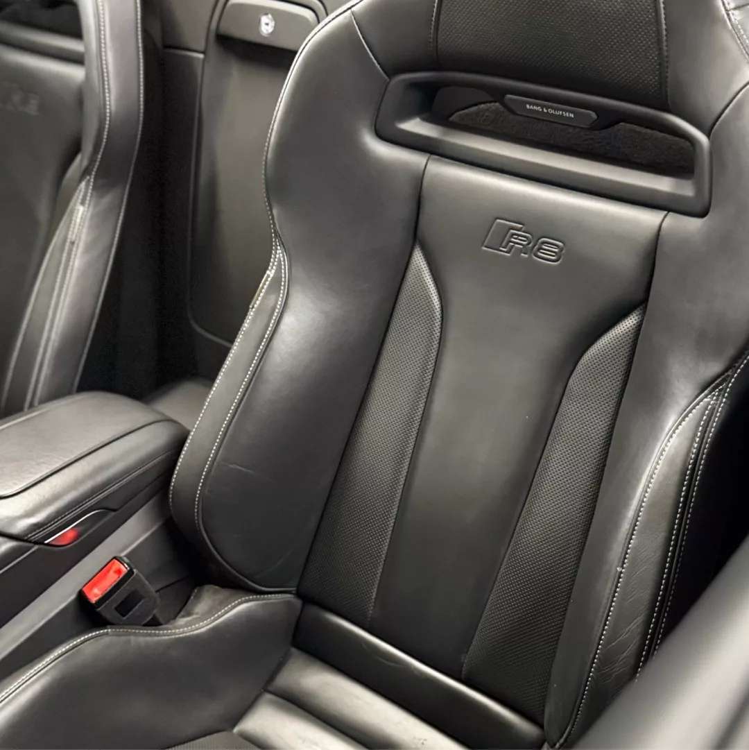 Audi R8 Spyder Performance Innenraum mit schwarzen Ledersitzen mieten.