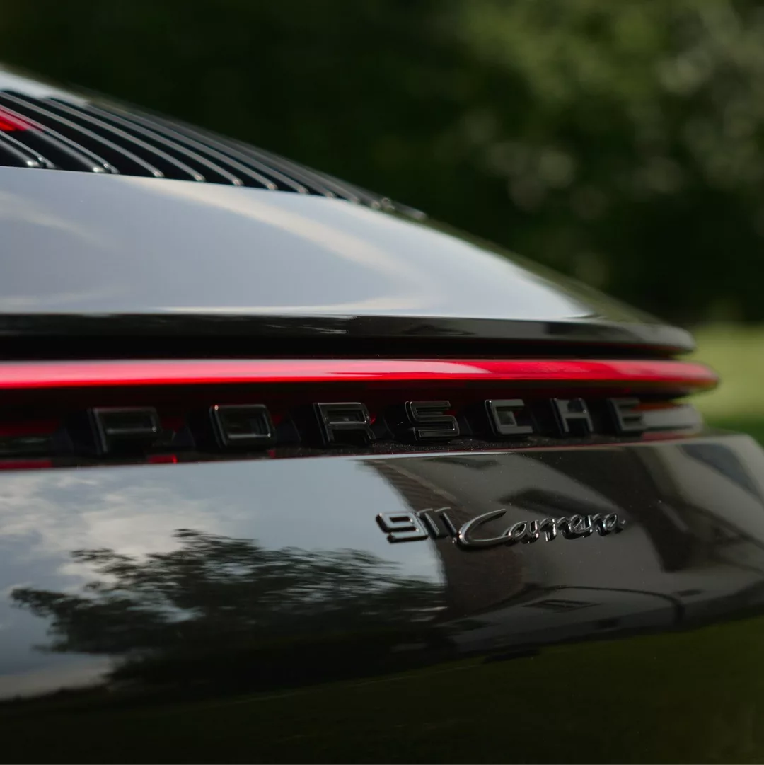 Porsche 911 - 992 Coupe Detailansicht Rücklicht schwarz mieten