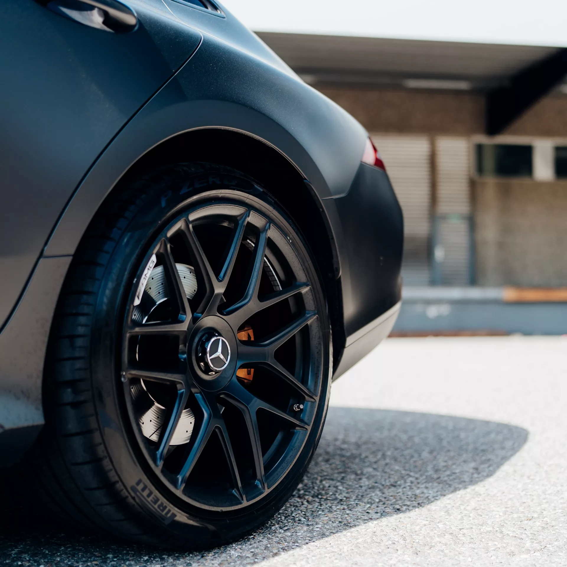 Mercedes AMG GT43 4matic+ in Schwarz Rückansicht seitlich mieten