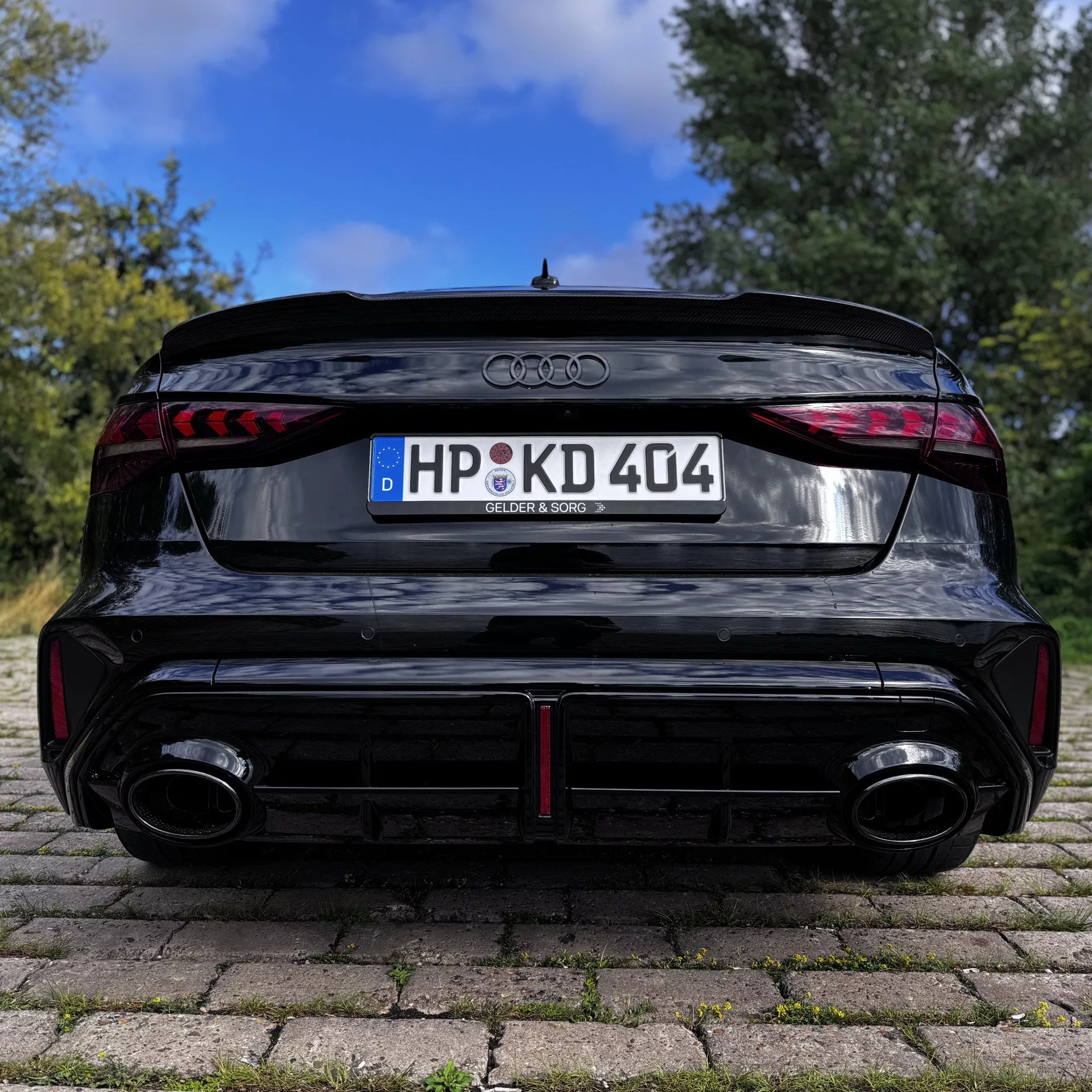 Audi RS3 FACELIFT 2025 in Schwarz von hinten mieten