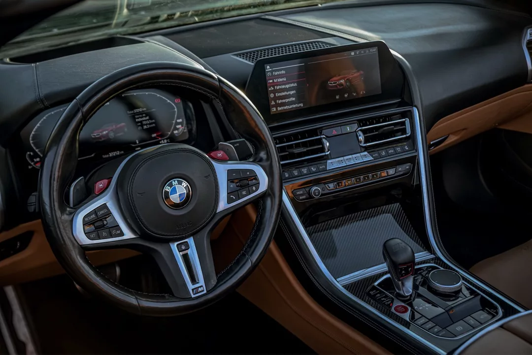 BMW M8 Competition Innenraum mit Lederausstattung mieten