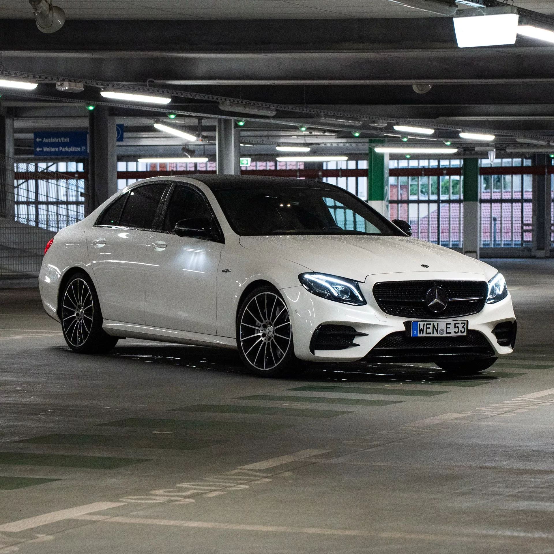 Mercedes-Benz E53 AMG Performance in Weiß mieten - Parkhausansicht
