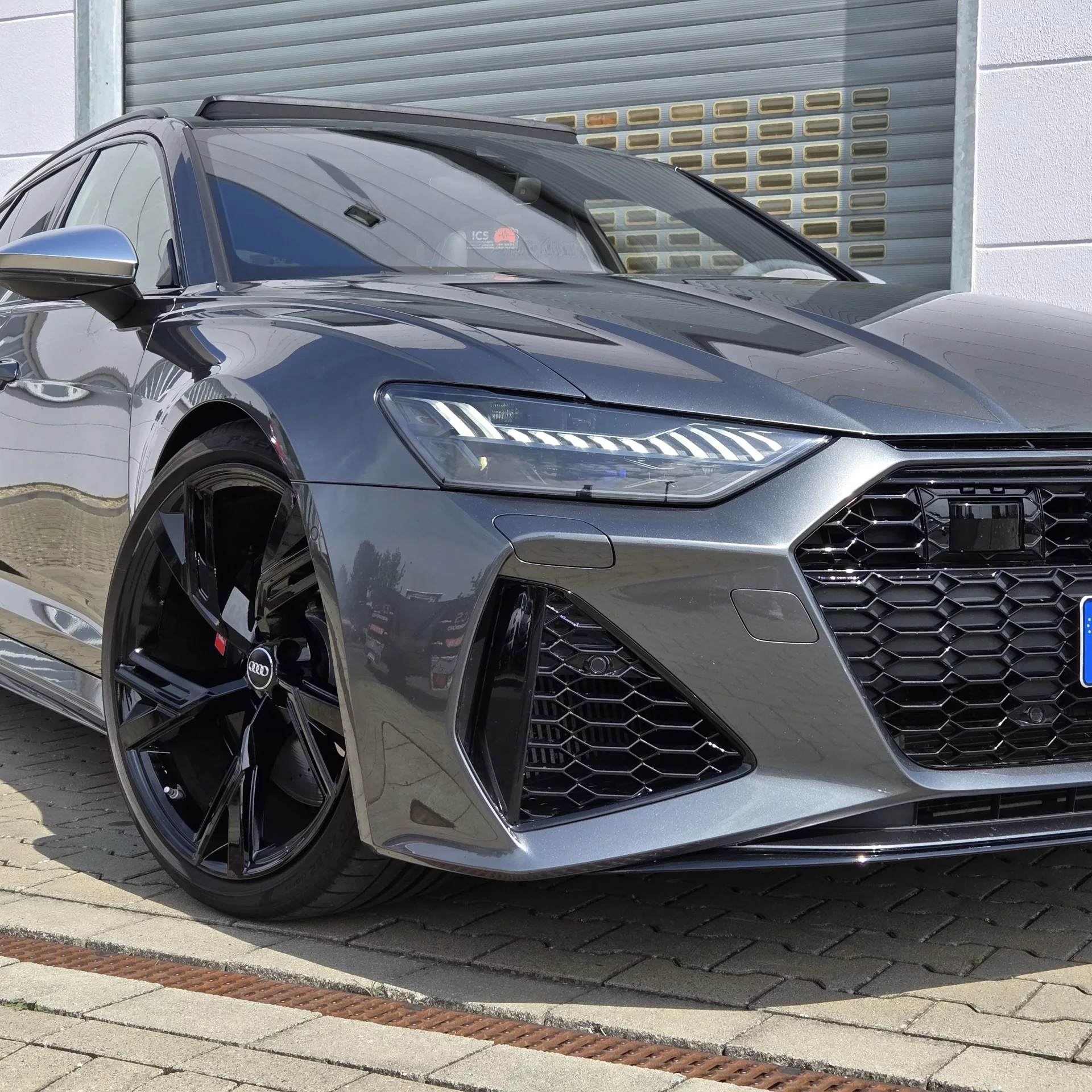 Audi RS6 grau Frontansicht mit schwarzen Felgen mieten.