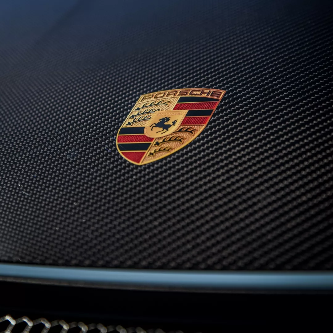 Porsche 718 GT4 RS Nahaufnahme auf Logo mieten