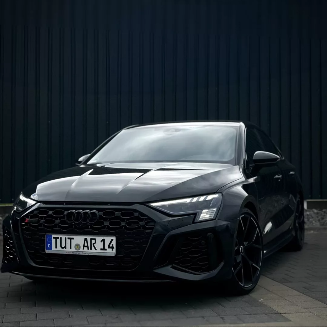 Audi RS3 Limousine in Schwarz mieten - Frontansicht