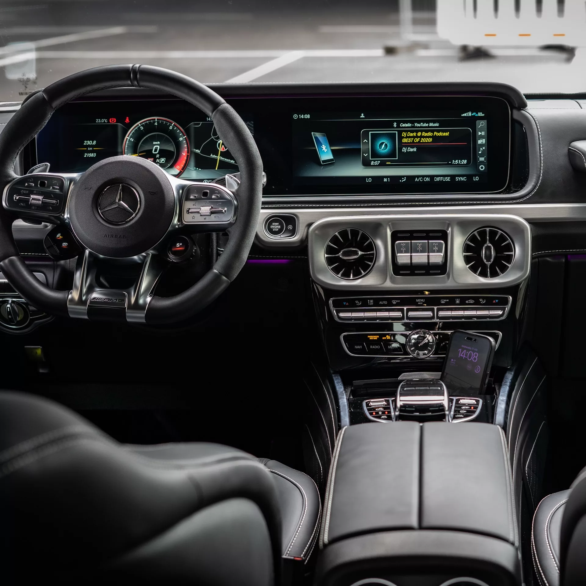 Mercedes G63 AMG Innenraum mit modernem Cockpit mieten.