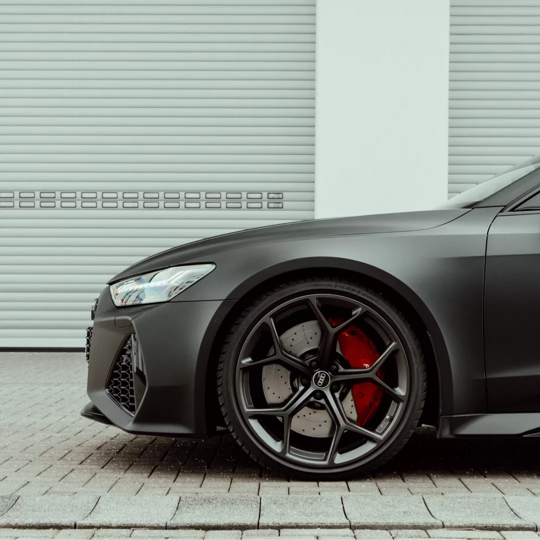Audi RS7 Performance in Mattschwarz, seitliche Frontansicht mieten