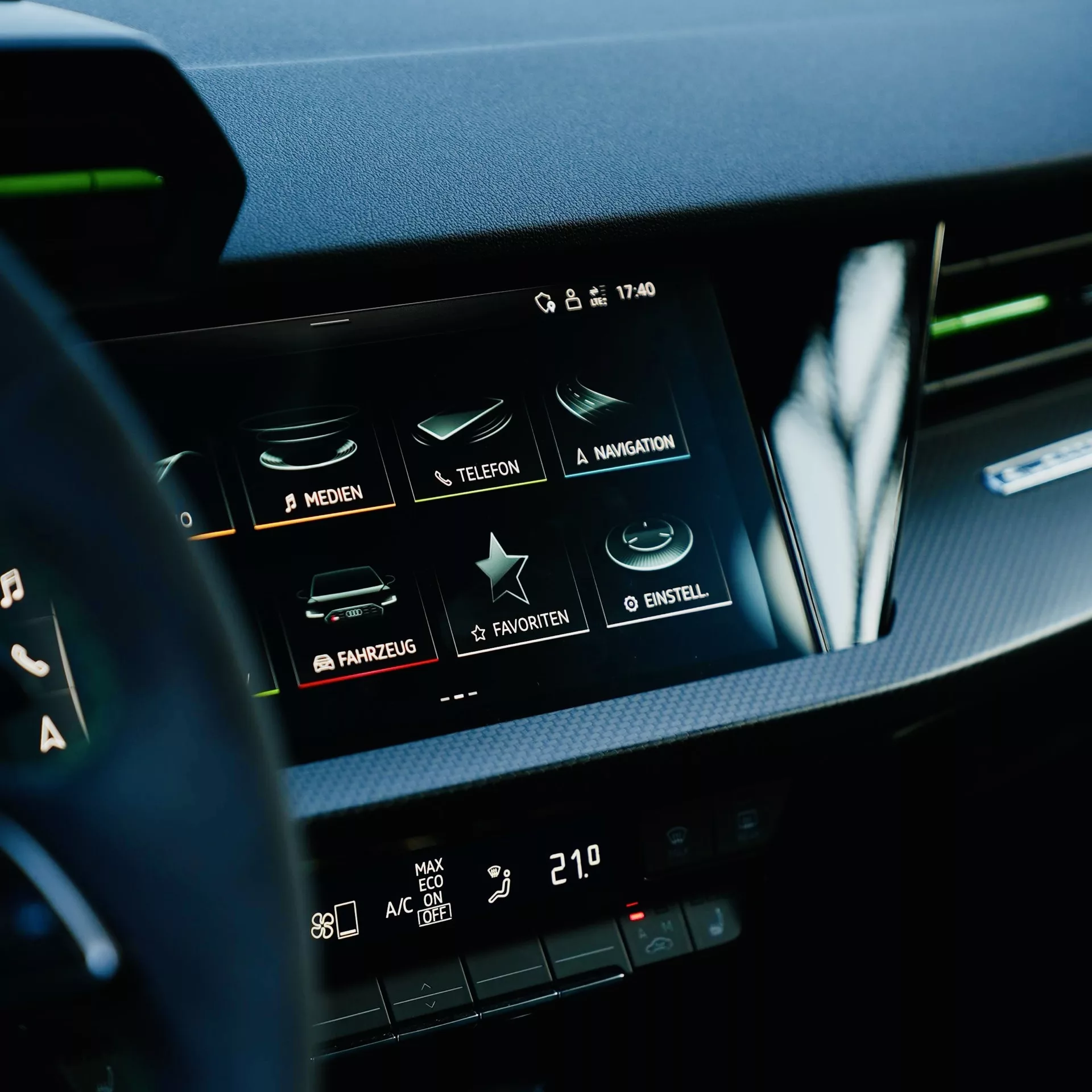 Audi RS3 Quattro Innenraum mit Display-Ansicht mieten