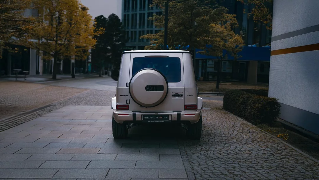 Mercedes-Benz G63 AMG 2025 in Silber von hinten mieten