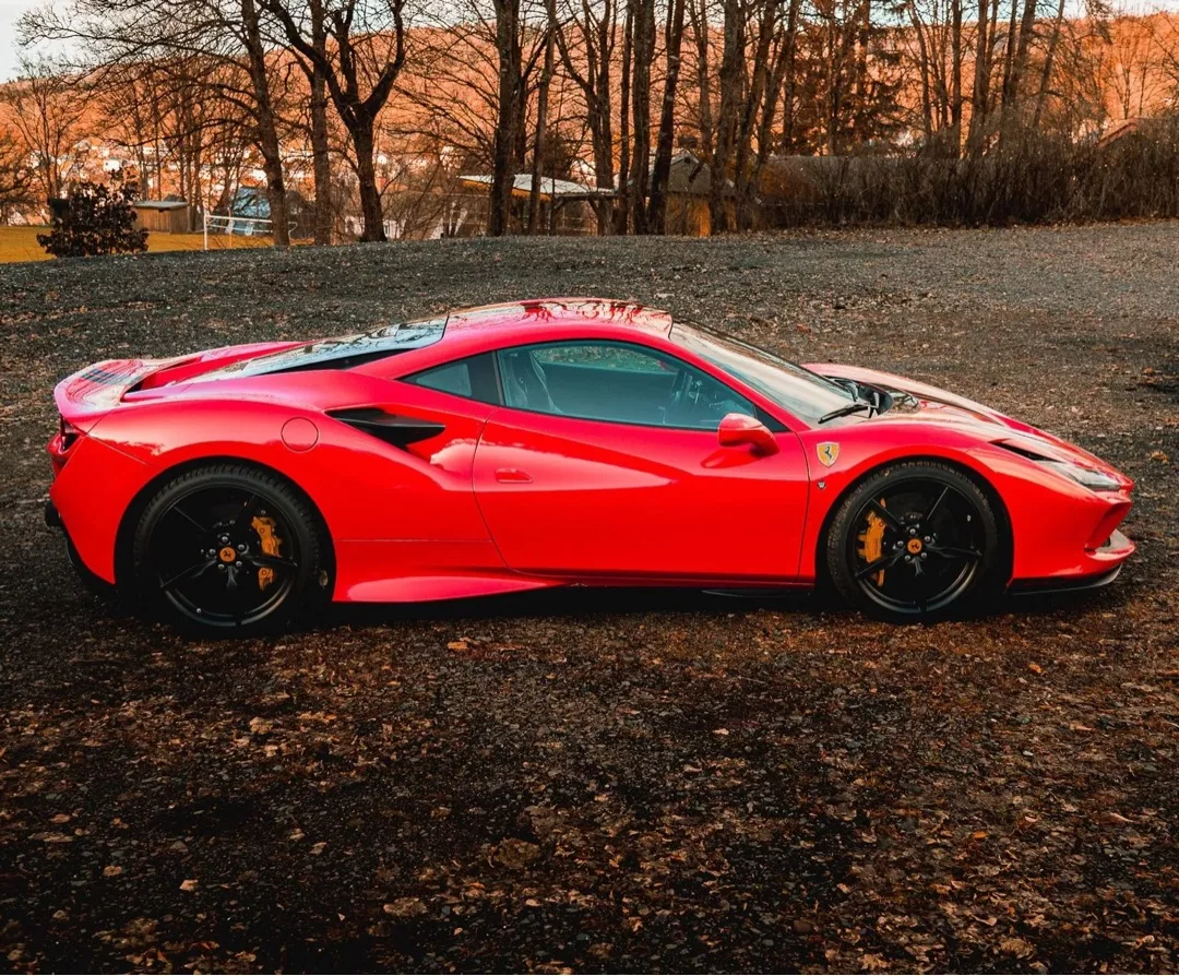 Ferrari F8 Tributo in Rot von der Seite mieten