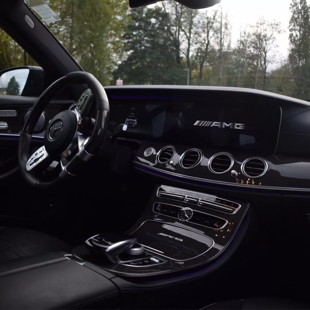 Mercedes AMG E 63 s Innenraum mit Armaturenbrett mieten.