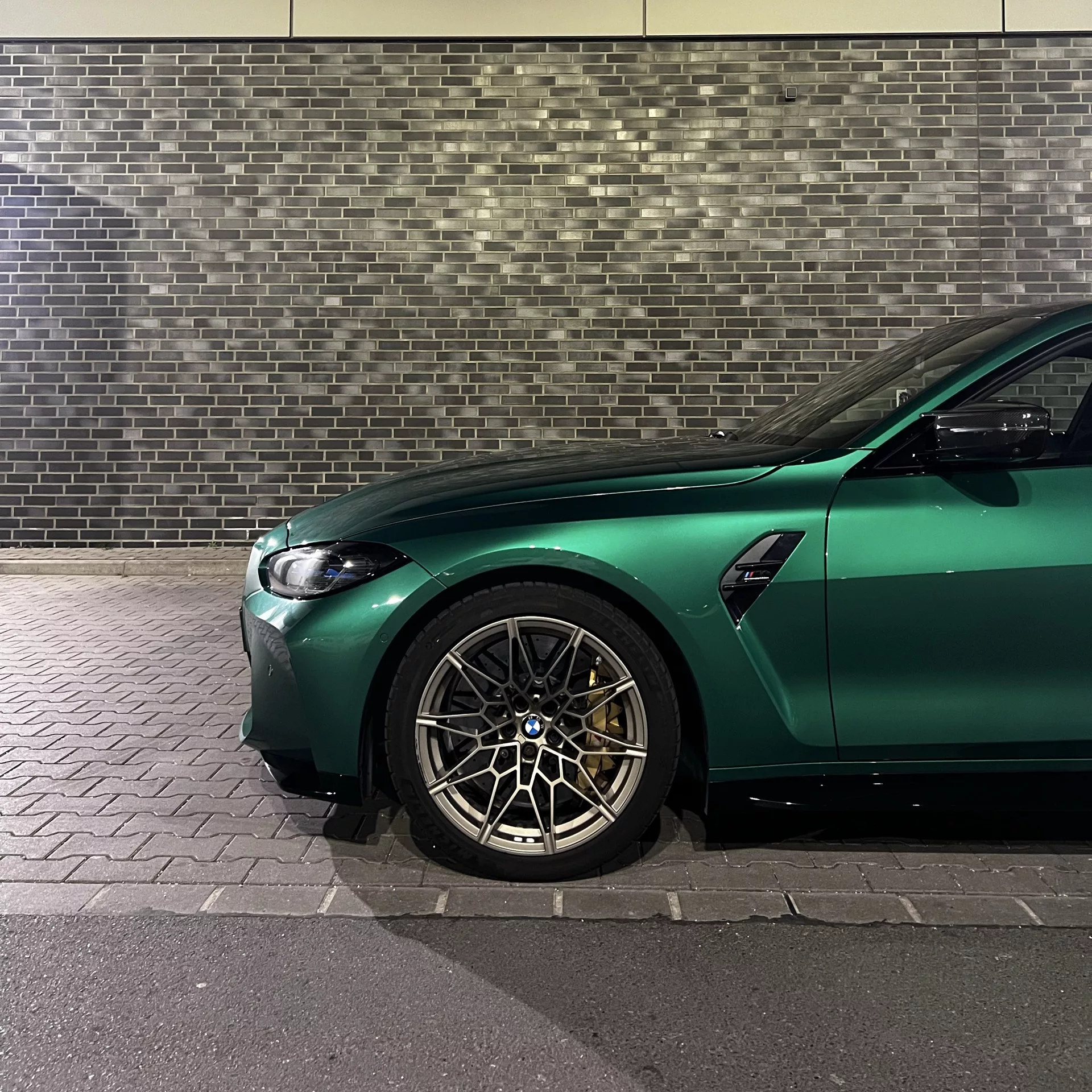 BMW M4 Competition in Grün von der Seite mieten