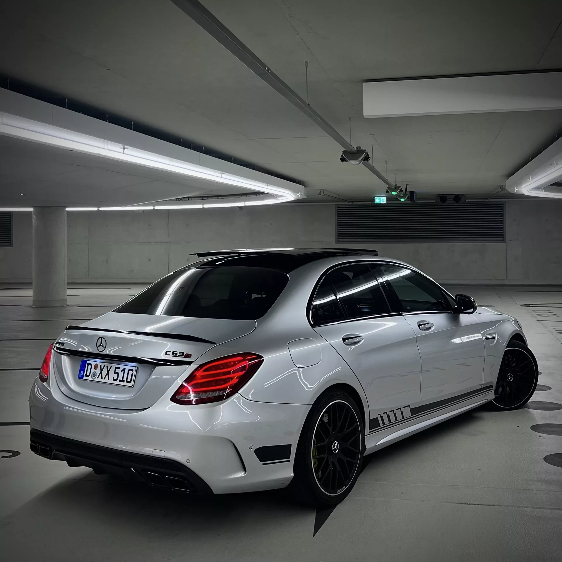 Mercedes C63 AMG in Weiß von hinten mieten
