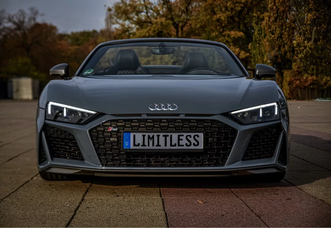 Audi R8 V10 Spyder 2024 Frontansicht in Grau mieten