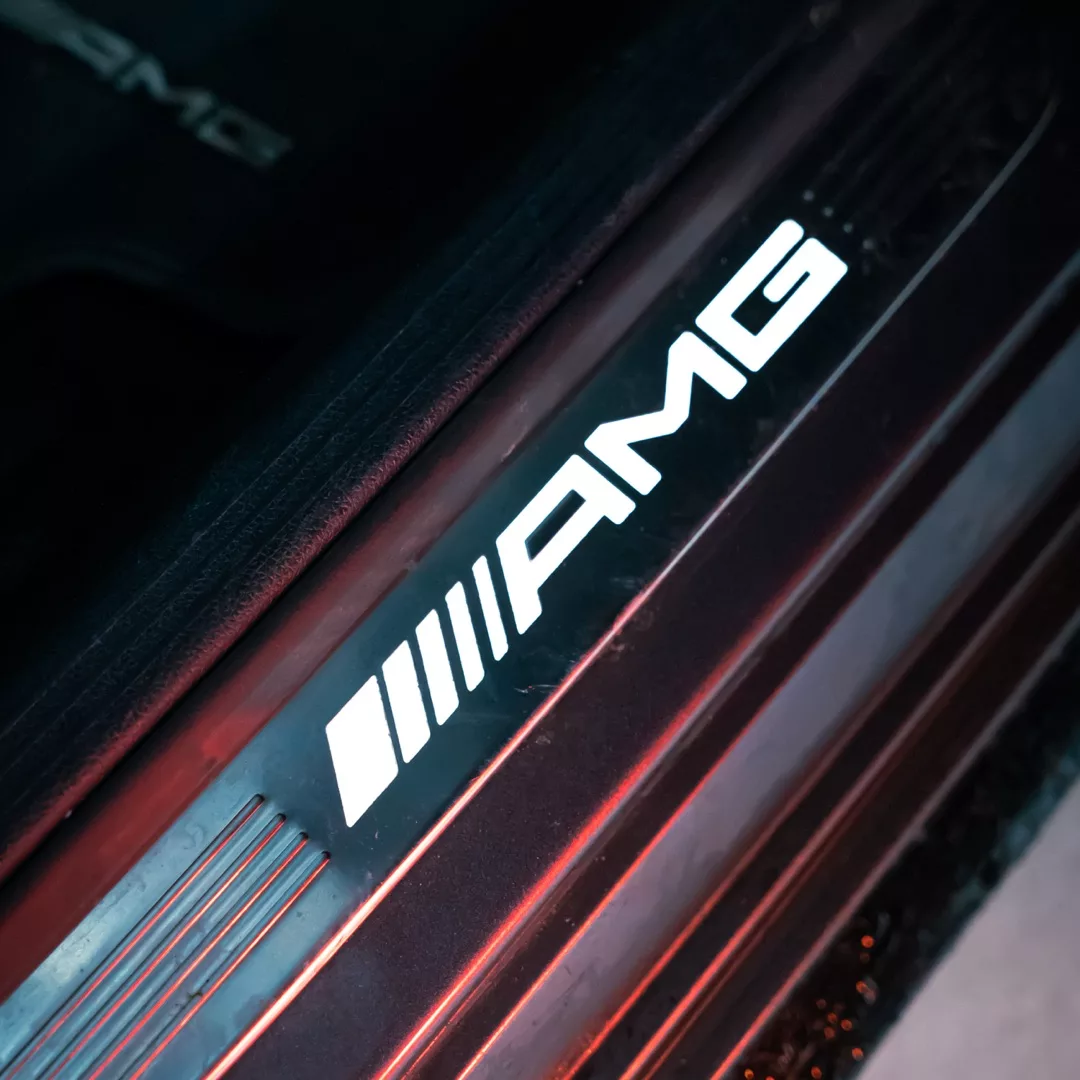 Mercedes C63 S AMG Türschwelle mit AMG-Logo mieten.