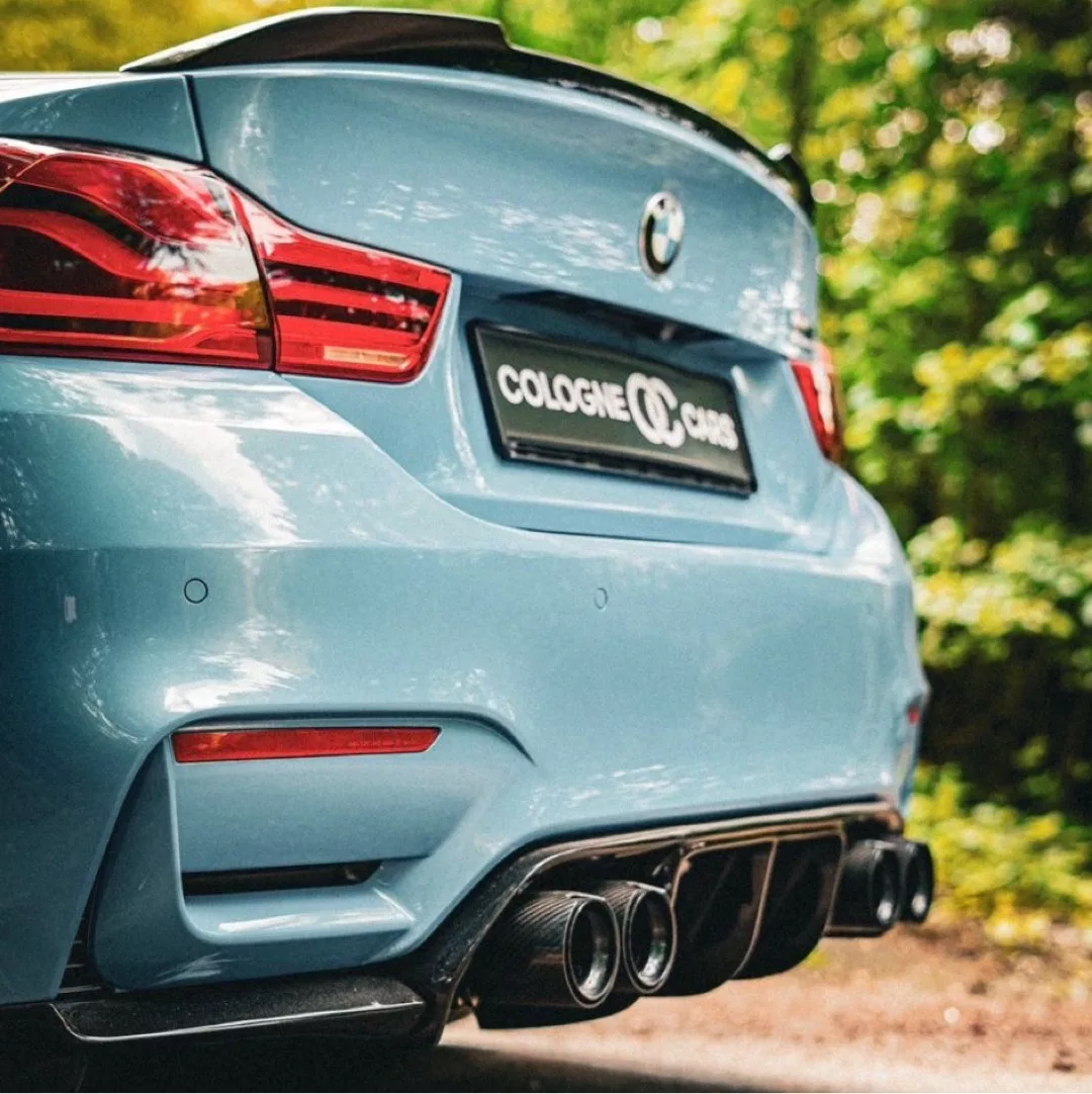 BMW M4 Competition in Blau Heckansicht mieten