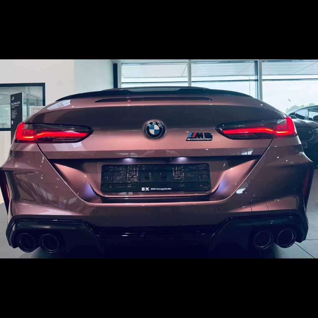 BMW M8 Competition Cabrio in Braun von hinten mieten.